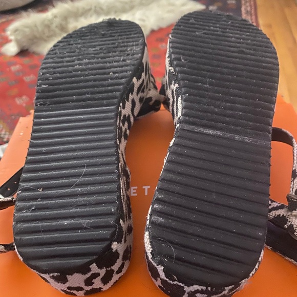 Rocket Dog leopard platform sandals. - Picture 2 of 8